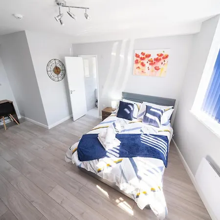 Stylish Studios With Ensuite, Separate Kitchen, And Prime Location In St Helen St Helens  Exterior photo