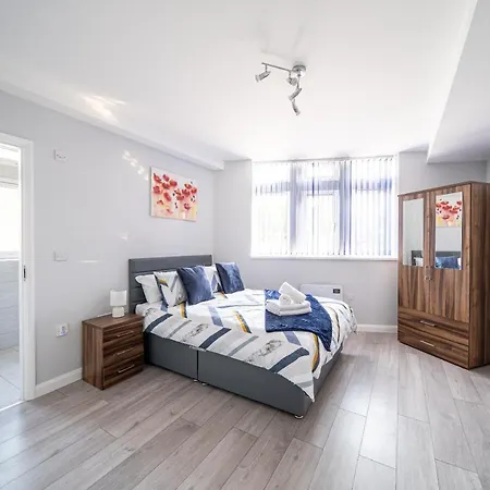 Stylish Studios With Ensuite, Separate Kitchen, And Prime Location In St Helen St Helens  Exterior photo