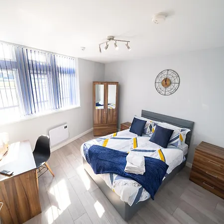 Stylish Studios With Ensuite, Separate Kitchen, And Prime Location In St Helen St Helens  Room photo