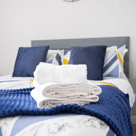 Stylish Studios With Ensuite, Separate Kitchen, And Prime Location In St Helen St Helens  Room photo
