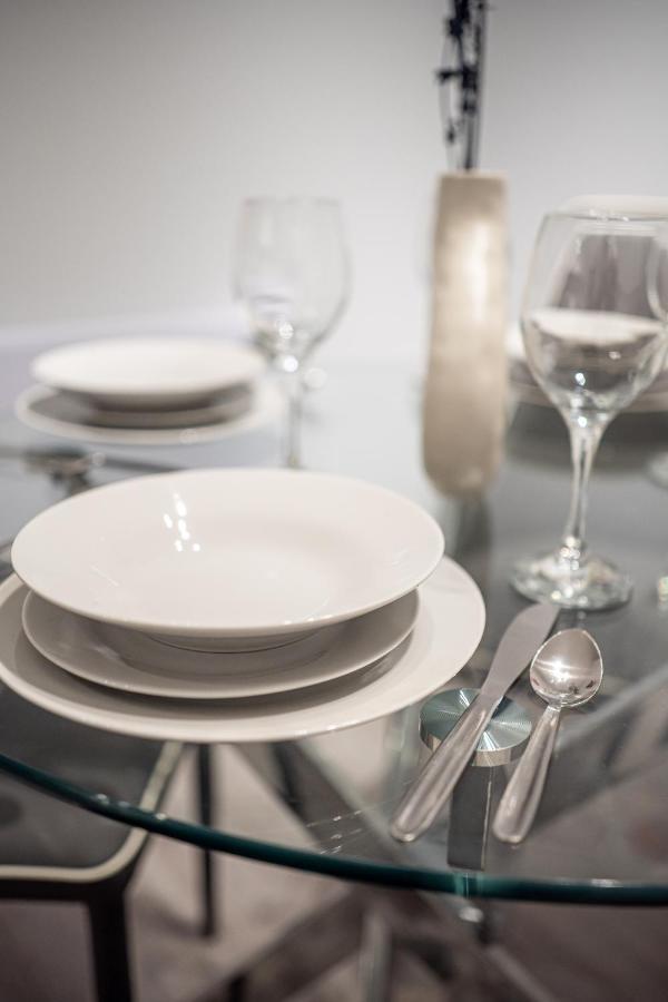 Stylish With Ensuite, Separate Kitchen, And Prime Location In St Helen Holiday home