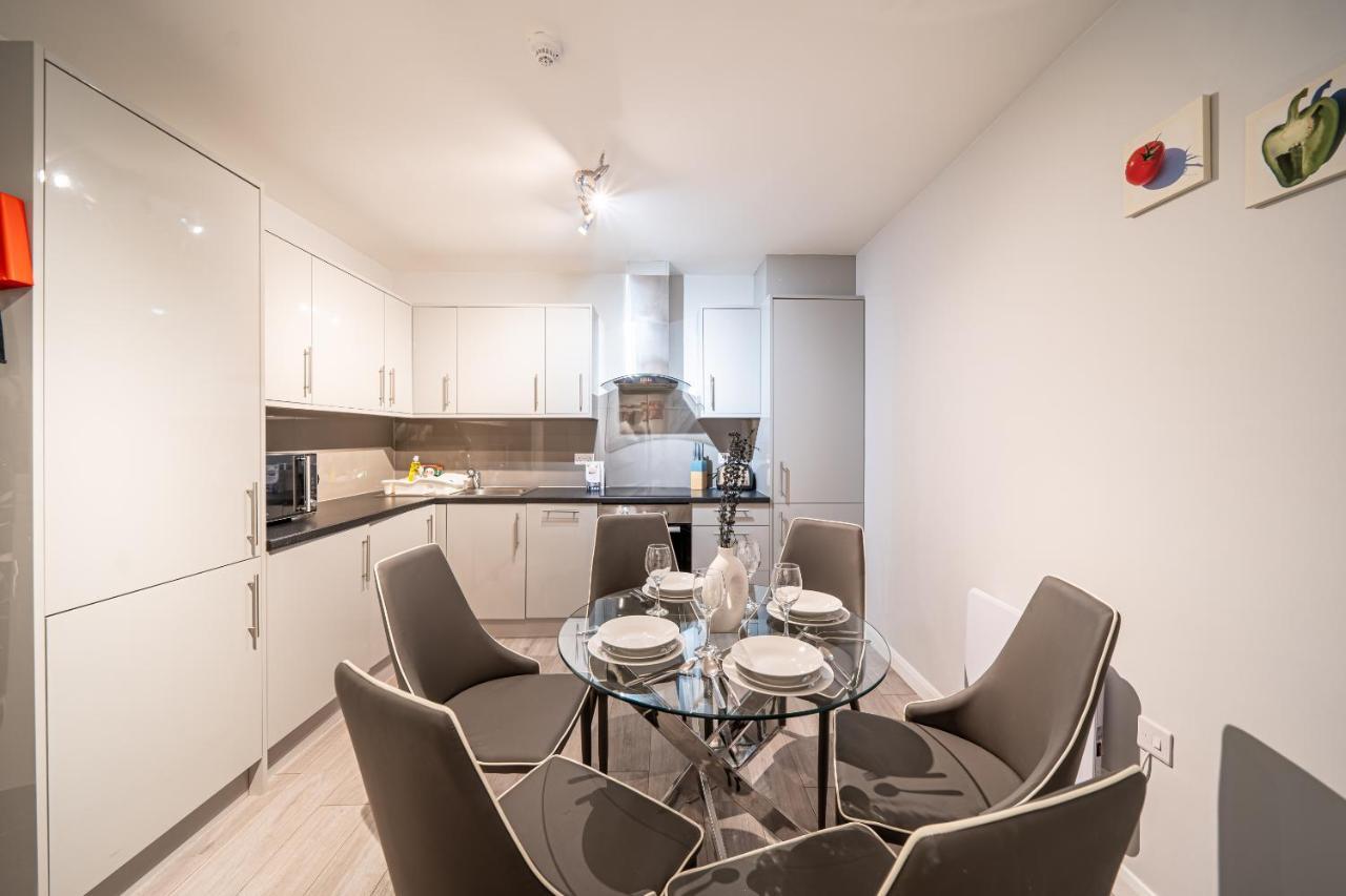 Holiday home Stylish With Ensuite, Separate Kitchen, And Prime Location In St Helen St Helens (Merseyside)