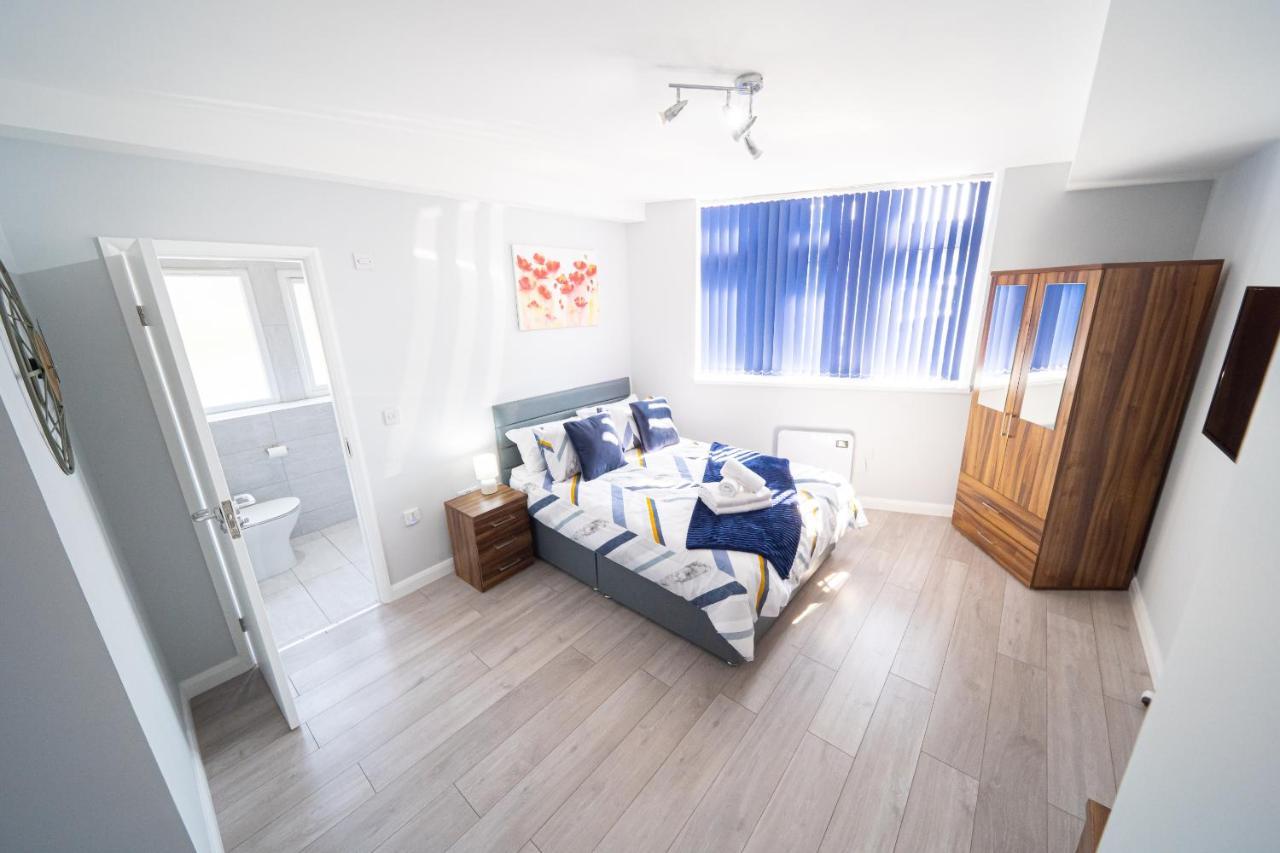 Stylish With Ensuite, Separate Kitchen, And Prime Location In St Helen Holiday home *
