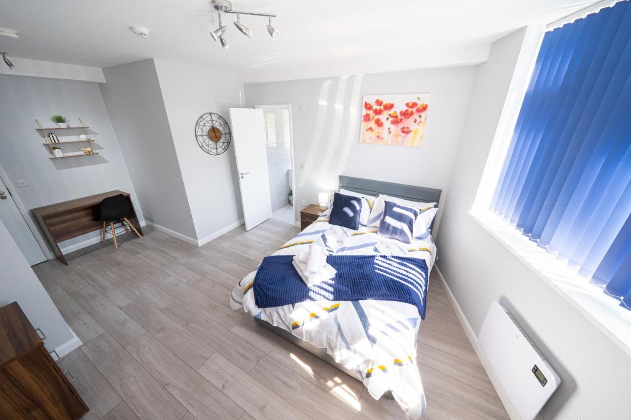Holiday home Stylish With Ensuite, Separate Kitchen, And Prime Location In St Helen St Helens (Merseyside)