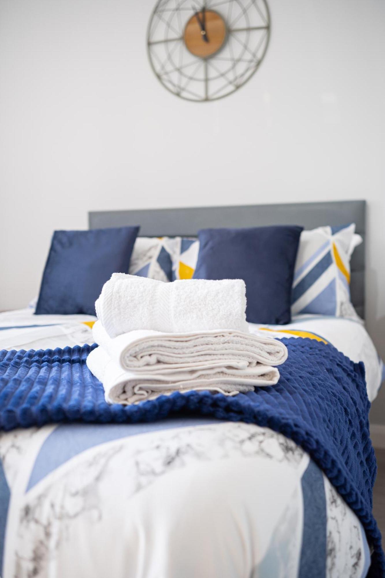 Holiday home Stylish With Ensuite, Separate Kitchen, And Prime Location In St Helen *